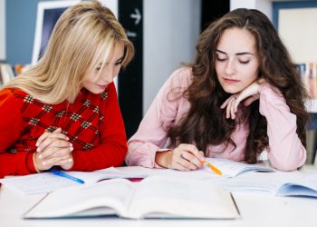 Korepetycje online czy stacjonarne? Która opcja jest lepsza dla Ciebie? 