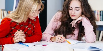 Korepetycje online czy stacjonarne? Która opcja jest lepsza dla Ciebie? 